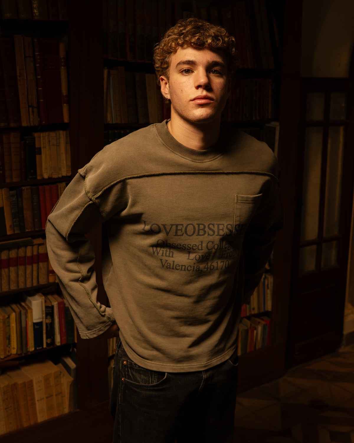 DISTRESSED VERT CREWNECK