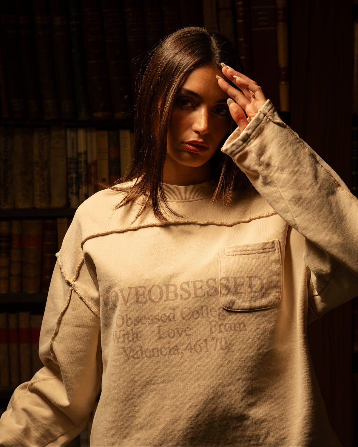 DISTRESSED CREAM CREWNECK