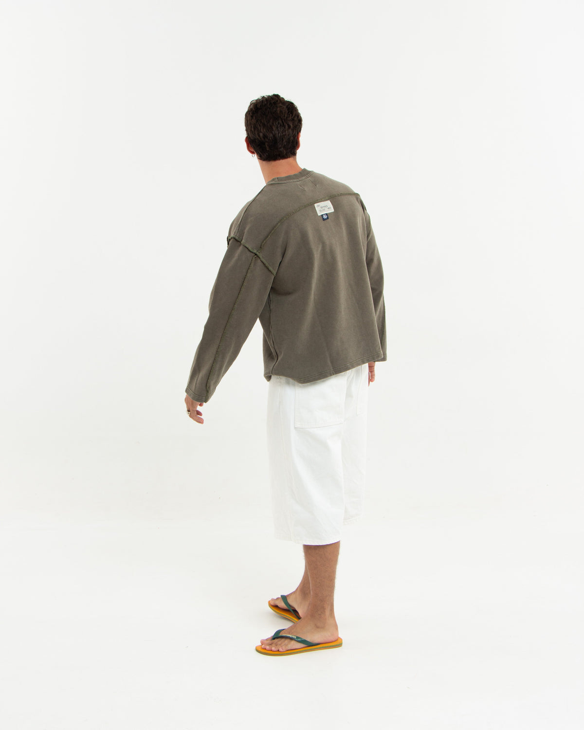 DISTRESSED VERT CREWNECK