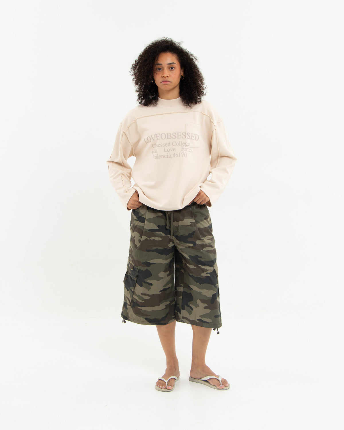 DISTRESSED CREAM CREWNECK
