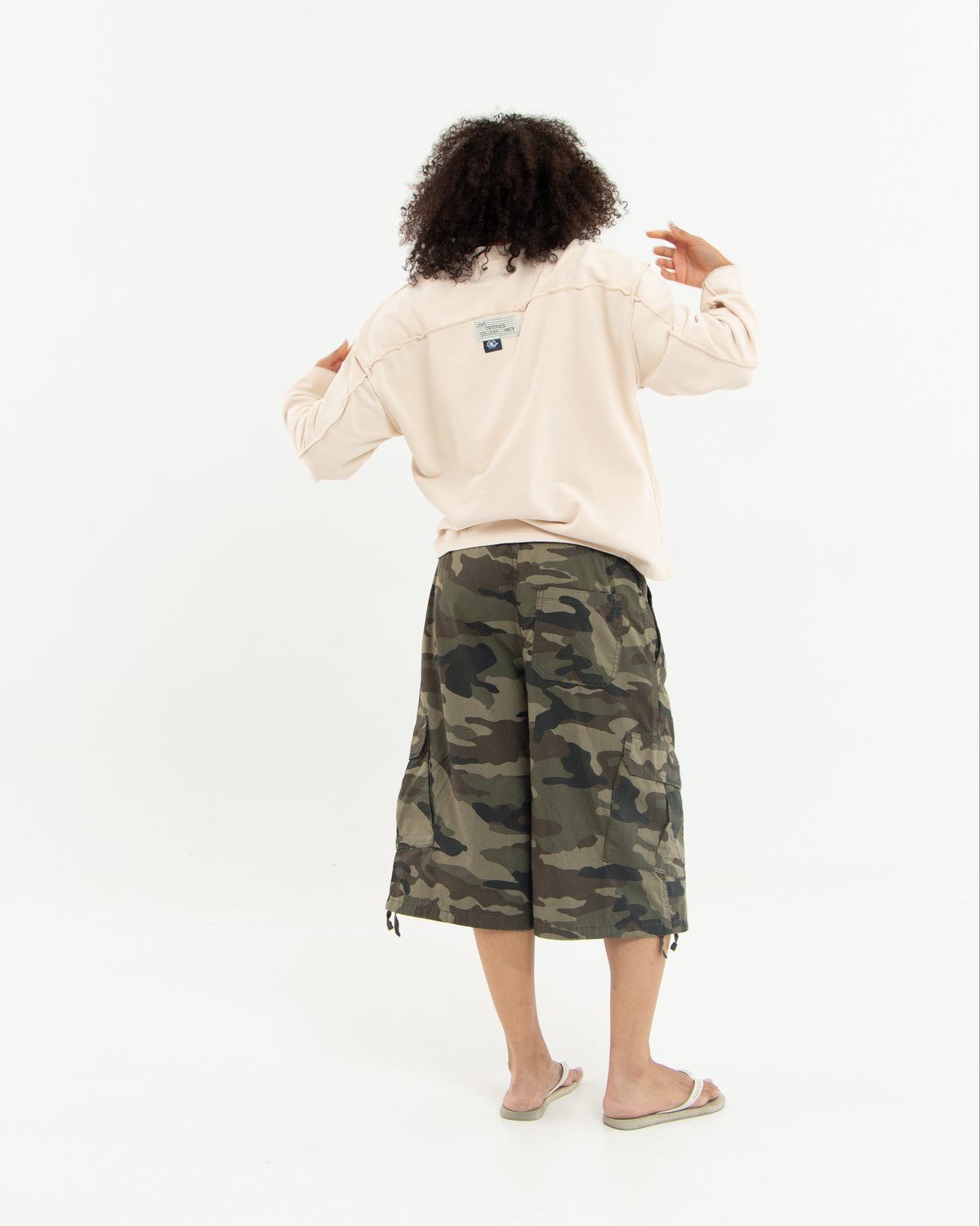 DISTRESSED CREAM CREWNECK