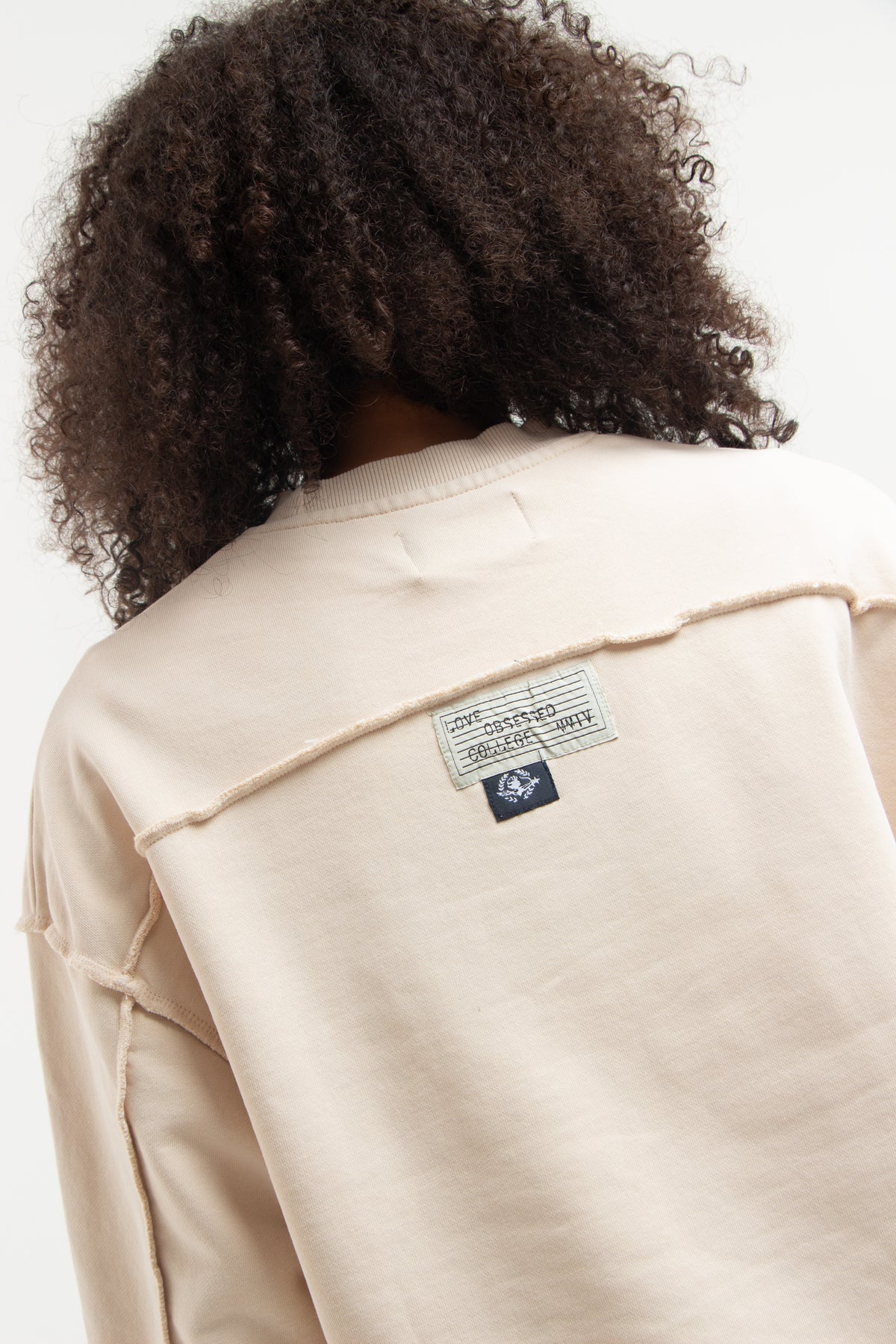 DISTRESSED CREAM CREWNECK